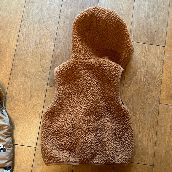 Pair of kids vests size 18months ish - Picture 7 of 7